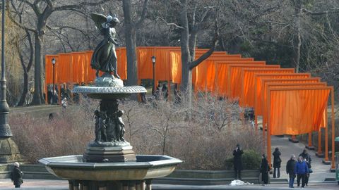 Las telas de color azafrn que instal en el Central Park neoyorquino en el ao 2005