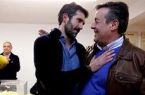 Fernando Quintela -derecha- felicitando anoche a Alberto Varela, tras conocerse el resultado. 