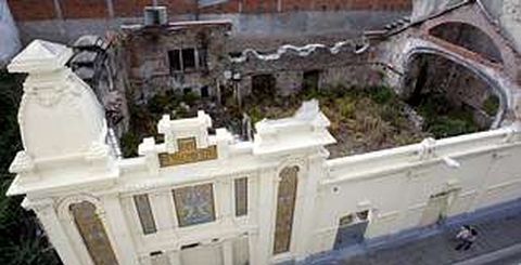 Del�teatro Renacimiento, el Rena de Ferrol, construido entre 1916 y 1919, solo queda la fachada.