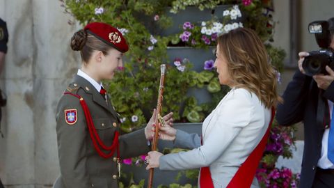 Leonor recibe el bastón de mando de la ciudad de Zaragoza de mano de la alcaldesa, Natalia Chueca