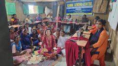 Teresa Vila, presidenta de la ONG Escuela de Shantidi, junto a las mujeres indias que trabajan el taller de costura