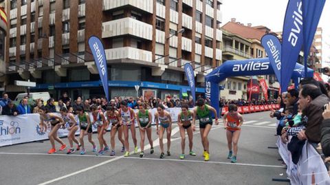 Un grupo de corredoras toma la salida en la milla urbana de Avil�s.Un grupo de corredoras toma la salida en la milla urbana de Avil�s 
