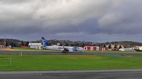 Vista en el aeropuerto de Lavacolla de un avi&oacute;n de la compa&ntilde;&iacute;a Egyptair, habitual en los vuelos&nbsp;especiales&nbsp;entre Espa&ntilde;a y Egipto