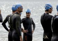 El ferrolano, en el centro y sin gafas, antes de entrar al agua.