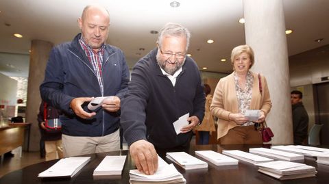 El alcalde de Lugo y aspirante a la reeleccin, Jos Lpez Orozco, escoge su papeleta antes en un colegio electoral