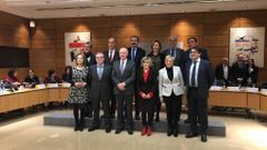 Almu��a -atr�s, segundo por la izquierda, este mi�rcoles en Madrid, en una reuni�n que presidi� la ministra de Sanidad