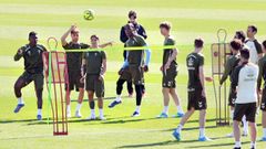 Los jugadores del Celta, durante el �ltimo entrenamiento en Mos antes de viajar a Valencia.