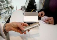 Venta de un cigarro electr�nico en una farmacia gallega.