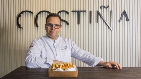 Manuel Costia en su restaurante de Santa Comba