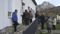 Vecinos de Villaman�n durante el registro presencial de las papeletas agracidas