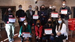 Foto de familia de los galardonados en esta edici�n de los premios Crea econom�a social, de la UVigo