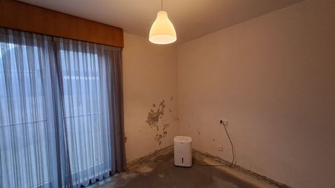 Estado en el que se encuentran varios de los pisos afectados por las humedades en los n�meros 15, 17, 19, y 21 de la calle Ribeira Sacra en Novo Mesoiro