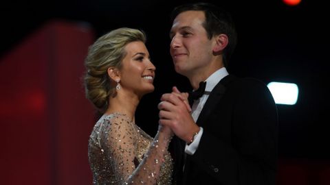 Ivanka Trump junto a su marido.
