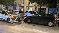 El coche que provoc� los accidentes es el Cl�o de color gris que se ve a la izquierda de esta foto, hecha tras el segundo accidente en la calle Cardenal