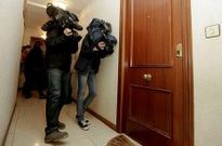 Dos c�maras toman im�genes ante la puerta del piso en el que muri� la mujer.