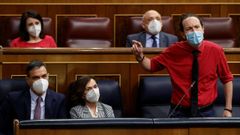 El vicepresidente segundo del Gobierno, Pablo Iglesias, interviene en la sesi�n de control bajo la mirada del presidente del Ejecutivo, Pedro S�nchez, y la vicepresidenta primera, Carmen Calvo.  
