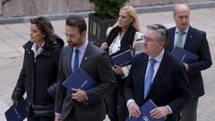 El grupo popular con el portavoz, Alvaro Queipo (2i), a la cabeza, a su llegada a la reunin con el presidente del Principado de Asturias, Adrin Barbn, para abordar la negociacin del proyecto de presupuestos