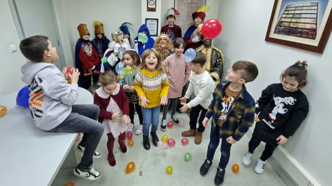 Sus majestades los Reyes Magos de Oriente visitaron la delegacin de La Voz de Galicia en Pontevedra