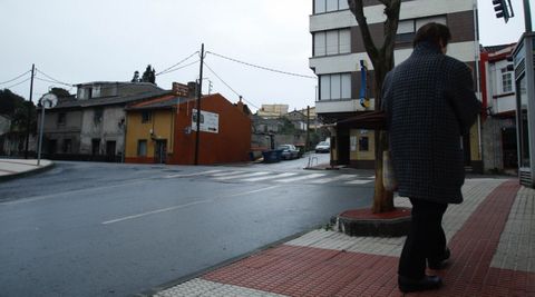 A la izquierda, dos de las casas que sern eliminadas para ampliar el cruce