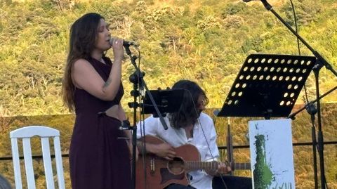 Mar&iacute;a Men&eacute;ndez es cantante y se apoya en compa&ntilde;eros de Amava cuando precisa de m&uacute;sicos.