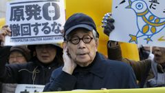 Kenzaburo O�, en el 2014, en una de las muchas protestas antinucleares en que particip�.