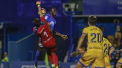 Owusu disputando un bal�n con Casto