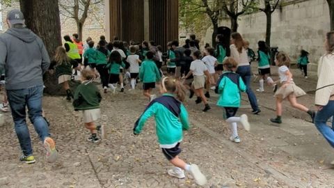 Nios, padres y profesores de Dominicos participaron en una carrera alrededor del colegio para recaudar fondos para la lucha contra la leucemia infantil