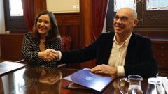 Firma del acuerdo de gobierno local en noviembre del 2023 entre el PSOE, con Ins Rey, y el portavoz del BNG, Francisco Jorquera