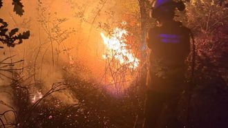 Intervenci�n de Protecci�n Civil de Pontevedra en el incendio en Santa Mar�a de Xeve