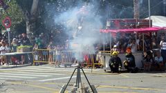 Una de las figuras de la Queima de Damas e Galns explota ante la atenta mirada del pblico y la supervisin de los bomberos