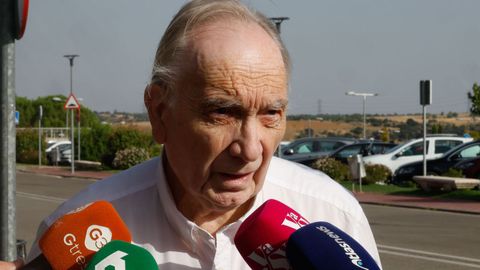 El crítico de cine Fernando Méndez-Leite ofrece declaraciones a los medios a su llegada a la capilla ardiente.