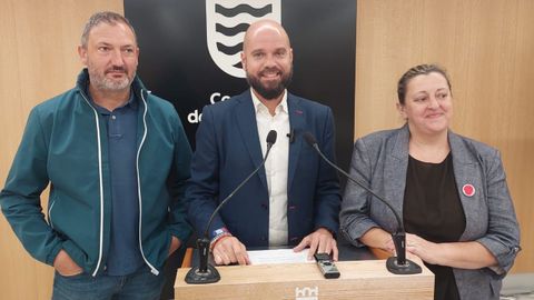 El portavoz del PSOE, Iv�n Puentes, con sus compa�eros Maros Rey y Yoya Blanco, durante la presentaci�n de  la iniciativa