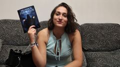Aroa Gonz�lez, con su primera novela,  Mundos Paralelos 