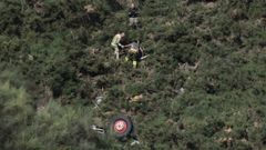 El conductor de la motobomba, ayudado por sus compa�eros tras salir del veh�culo accidentado.