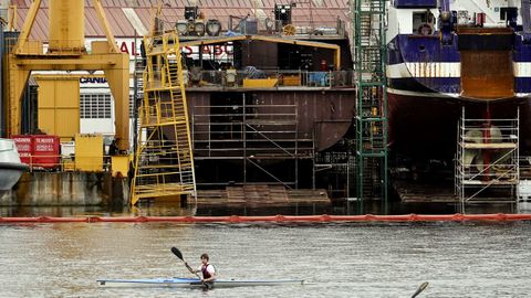 Vista de los astilleros de Cardama desde Bouzas, con una patrullera en construccin en las gradas