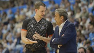 Luis Casimiro dialoga con un �rbitro en el Breog�n-Gran Canaria de la pasada liga.