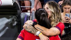 Mapi Len consolando a su pareja,la noruegaIngrid Engen