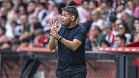 El entrenador del Sporting de Gij�n, Nicol�s, Larcam�n, en el partido ante el Celta Fortuna en El Molin�n.