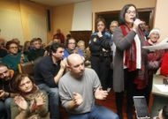 La portavoz de la plataforma arranc� aplausos en un sal�n de plenos hasta la bandera. 