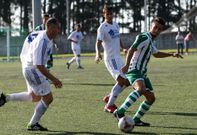Imagen del derbi disputado en septiembre y en el que Meni�o disputa el bal�n a Heber. 