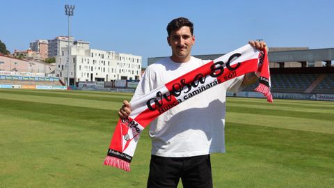 Chema., el d�a de su presentaci�n como nuevo jugador del Arousa hace un a�o