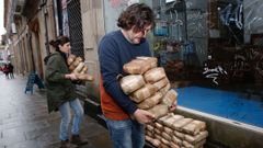 Descarga solidaria de fardos de caf� colombiano en el centro de Pontevedra