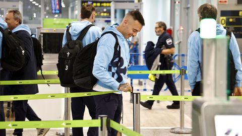Iago Aspas, antes de pasar el control de equipajes del aeropuerto de Peinador, donde los celestes embarcaron hacia Basilea.
