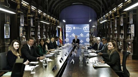 El Consello da Xunta se reunió en la biblioteca del instituto Celso Emilio Ferreiro.