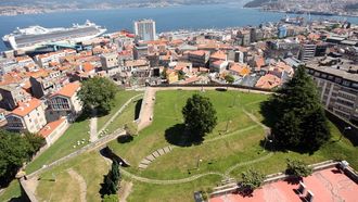 San Sebasti&aacute;n tam&eacute;n se chamao ao castelo que coroa o Casco Vello.
