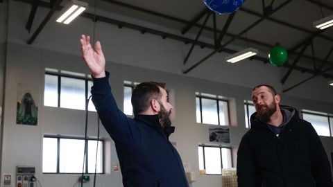 El patr�n mayor de Ferrol conversa con un armador en una lonja vac�a y sin actividad. 