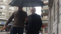 El obispo (derecha) a su llegada ayer a la Audiencia de Pontevedra