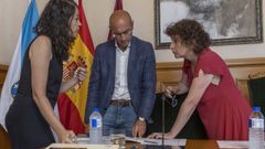 Gonzalo Muos, en una foto de archivo en un pleno, con la alcaldesa, Goretti Sanmartn (BNG), y la primera teniente de alcalde, Mara Rozas (CA)