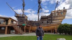 Juan frente a la r�plica a escala real del nav�o Victoria que �l mismo construy� con sus manos