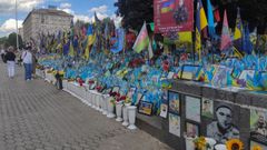 Monumento a los soldados ucranianos cados en la guerra contra Rusia este lunes, en la Plaza de la Independencia en Kiev.